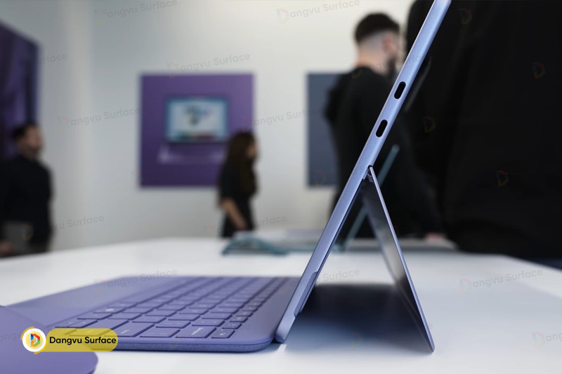 2 cổng kết nối USB - C 3.2 (Gen 2) trên Pro 12 inch