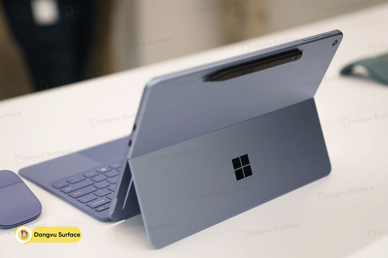 Nơi đặt bút cảm ứng trên Surface Pro mini ở rãnh sạc mặt sau máy