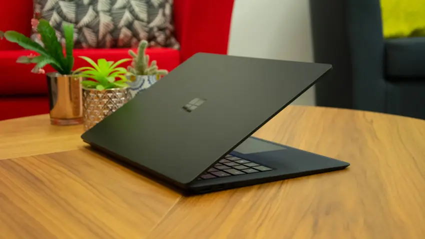 Bề mặt trước của Surface Laptop 2 cũ có các góc cạnh được bo cong nhẹ nhàng kết hợp với logo Microsoft đem tới sự sang trọng