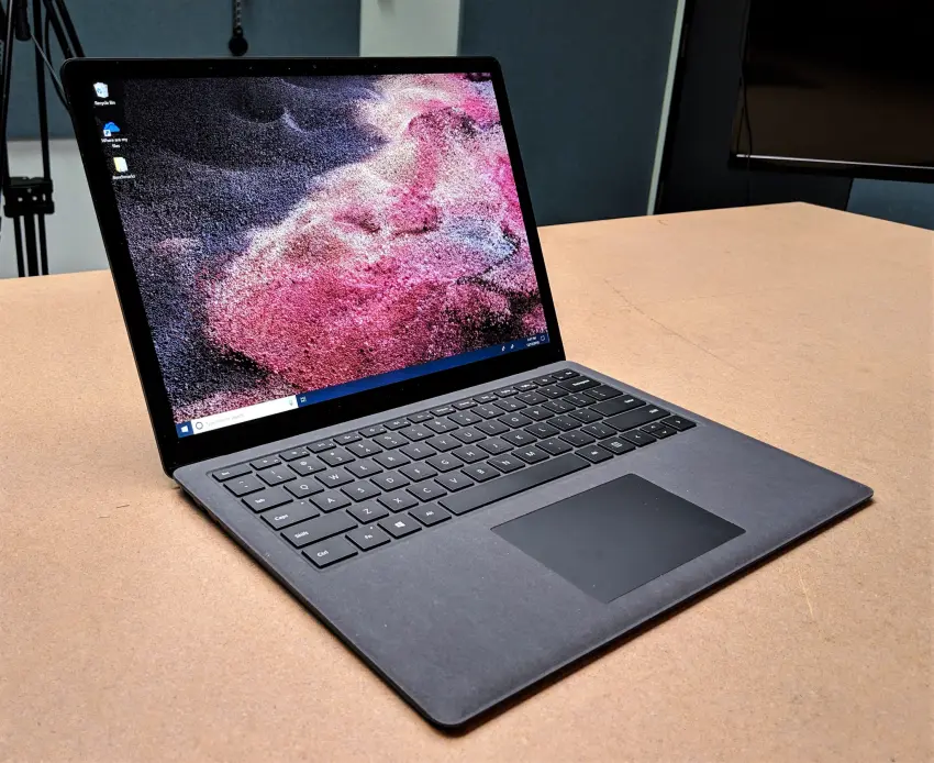 Surface Laptop 2 cũ có bàn phím được làm chuẩn theo form của các chiếc máy tính xách tay chuyên dụng
