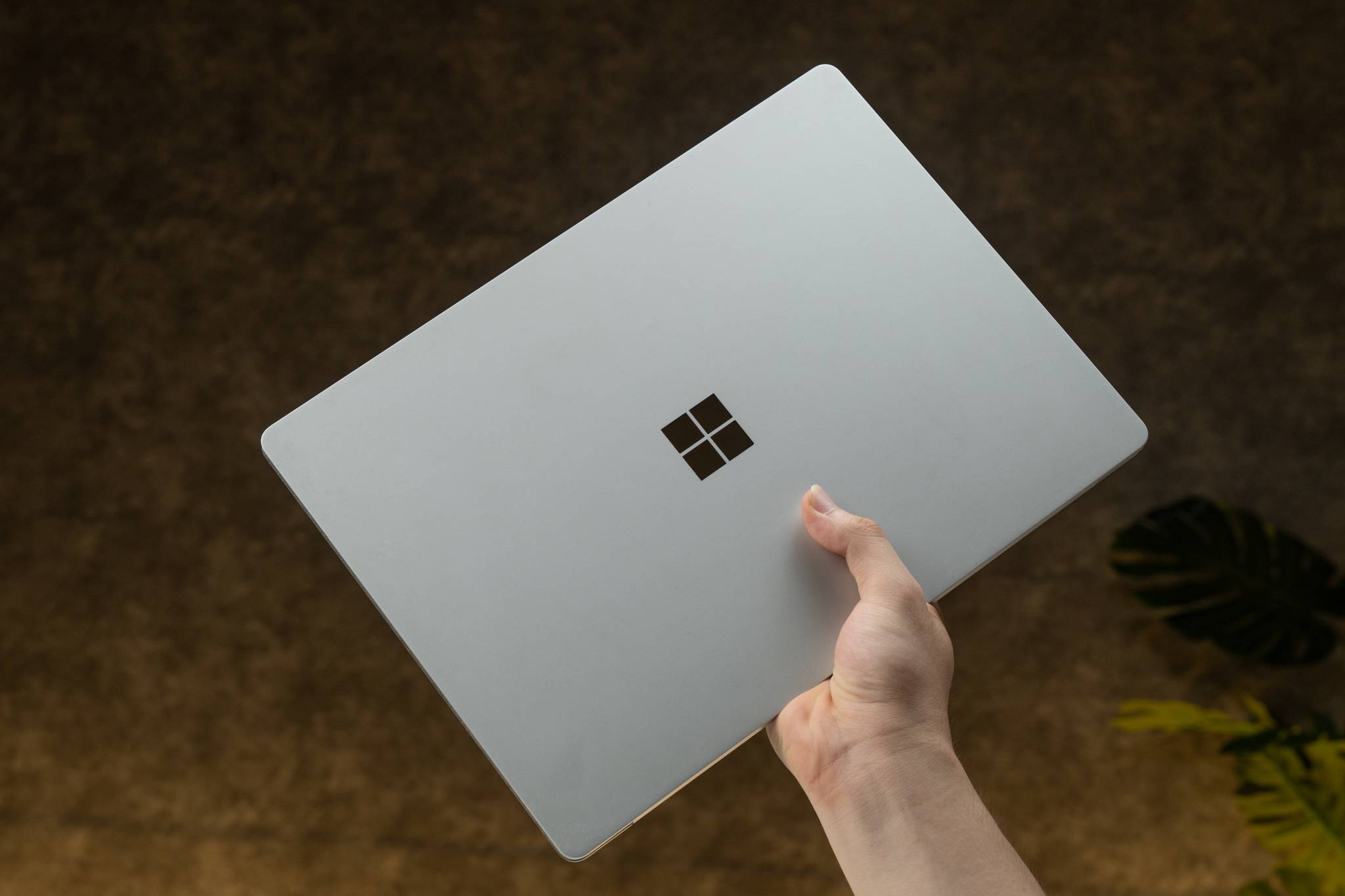 Surface Laptop 2 sở hữu độ dày chỉ khoảng 1cm nên được đánh giá là thiết bị mỏng nhẹ