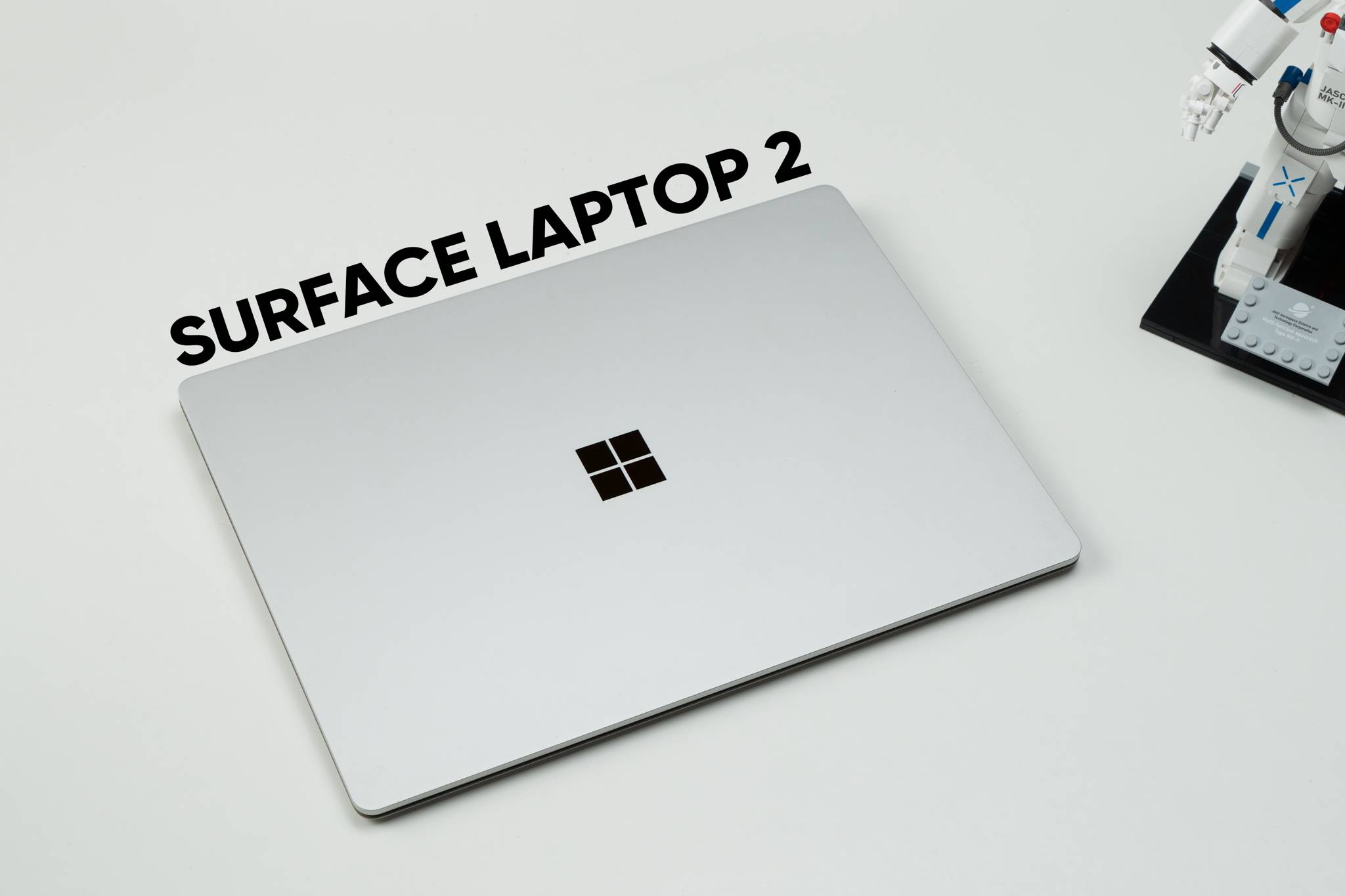 Surface Laptop 2 có kiểu dáng bên ngoài thanh lịch, trẻ trung với lớp vỏ được làm bằng hợp kim nhôm