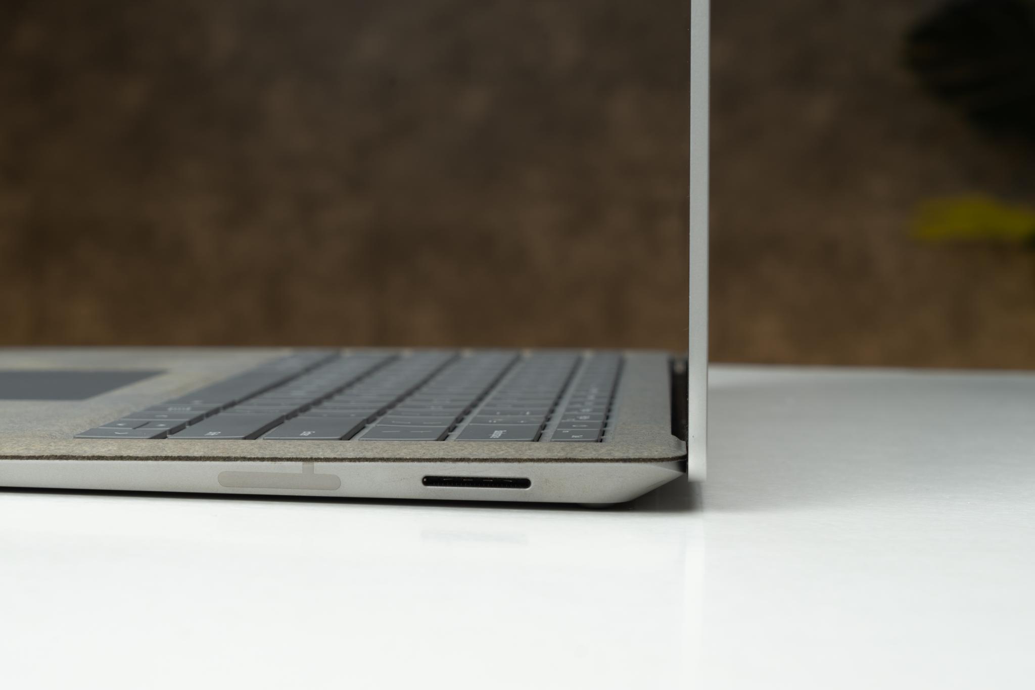 điều khá đáng tiếc Surface Laptop 2 không có cổng USB-C và Thunderbolt 3 để kết nối linh hoạt với các thiết bị ngoại vi