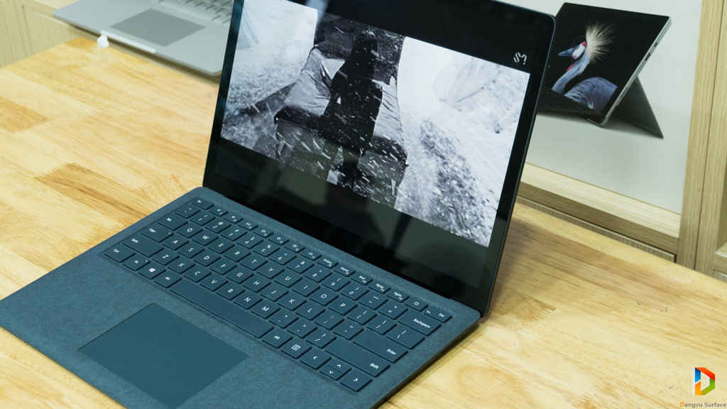 Hãng Microsoft đã cho giấu loa Omni Sonic của Surface Laptop 2 ngay bên dưới bàn phím