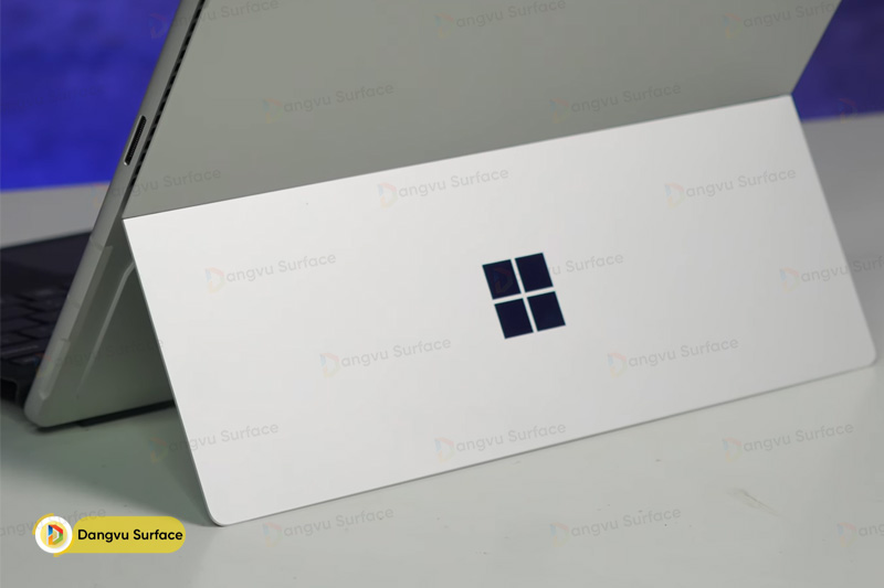 Máy tính có màu sắc sang trọng, hiện đại với Logo Windows nổi bật 