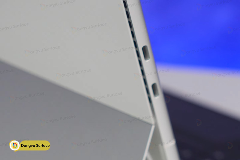 Hai cổng USB Type - C/ Thunderbolt 4 đặt ở cạnh trái máy