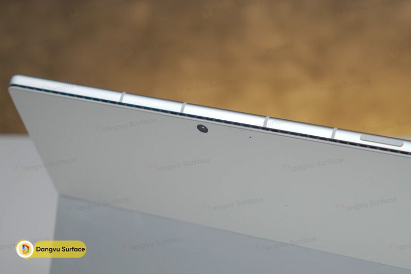 Các rãnh ăng - ten 5G nằm dọc theo phần thân máy