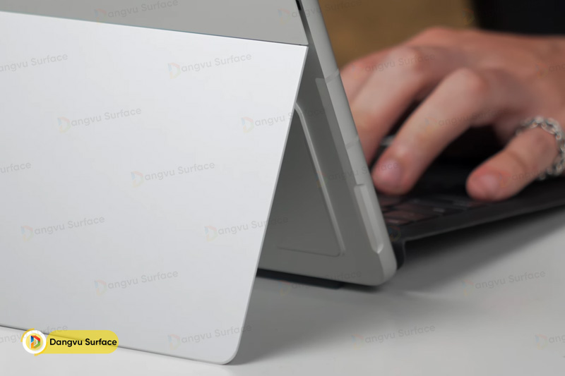 Kết hợp sử dụng chân đế và bàn phím để biến thành một chiếc laptop cho công việc, học tập