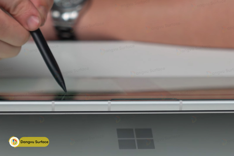 Máy hỗ trợ bút cảm ứng Surface Slim Pen với các tính năng cao, tối ưu cho các tác vụ sáng tạo, ghi chú, soạn thảo...