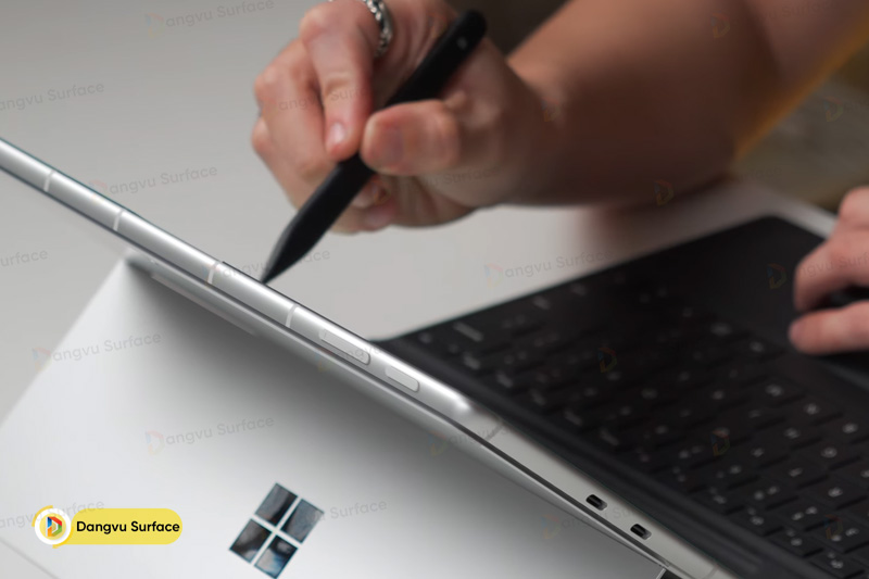 Surface Pro 11 5G vẫn có thể dùng chung các phụ kiện bàn phím Type Cover hay Signature Keyboard, bút Surface Slim Pen