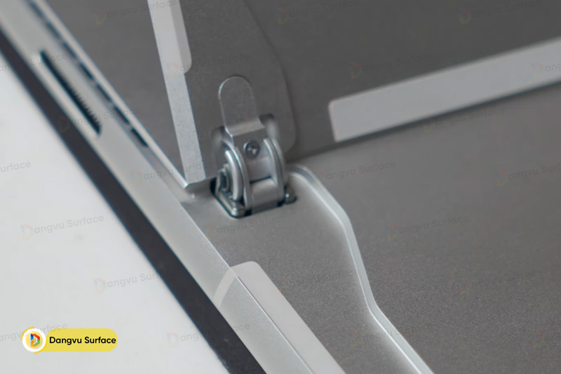 Chân đế kickstand tiện lợi, linh hoạt có thể điều chỉnh góc nghiêng của máy lên đến 165 độ 