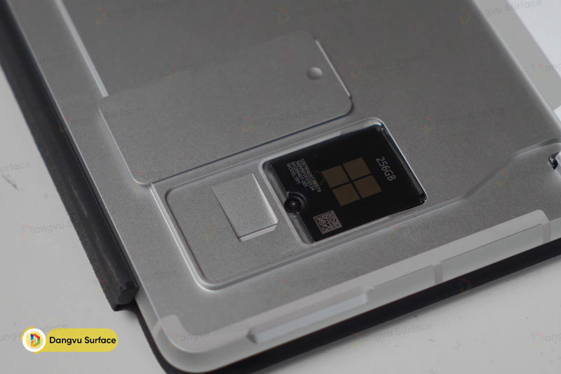 Khe chứa sim và khe chứa ổ đĩa SSD 
