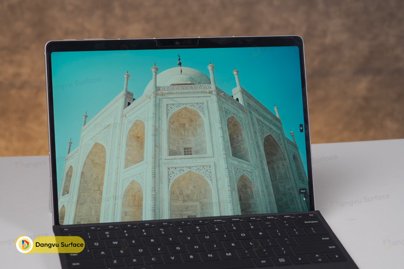 Surface Pro 11 5G là một thiết bị 2 in 1 linh hoạt, có sự di động của máy tính bảng và hiệu năng của laptop, đi kèm là khả năng kết nối hữu dụng