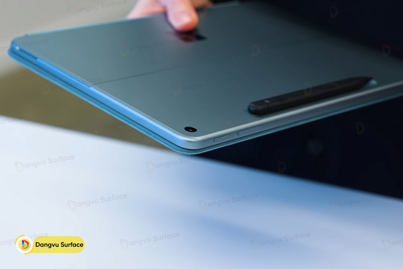 Camera sau của Surface Pro mini đặt ở góc trên cùng bên trái tại mặt sau