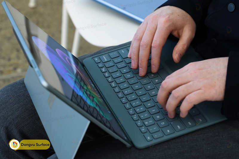 Bàn phím có chất lượng tốt, trackpad nhanh nhạy