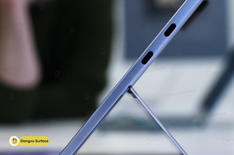 Hai cổng USB 3.2 trên Surface Pro 12 inch 2025