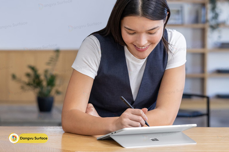 Surface Pro 12 inch là chiếc tablet 2 in 1 phù hợp cho nhiều đối tượng sử dụng