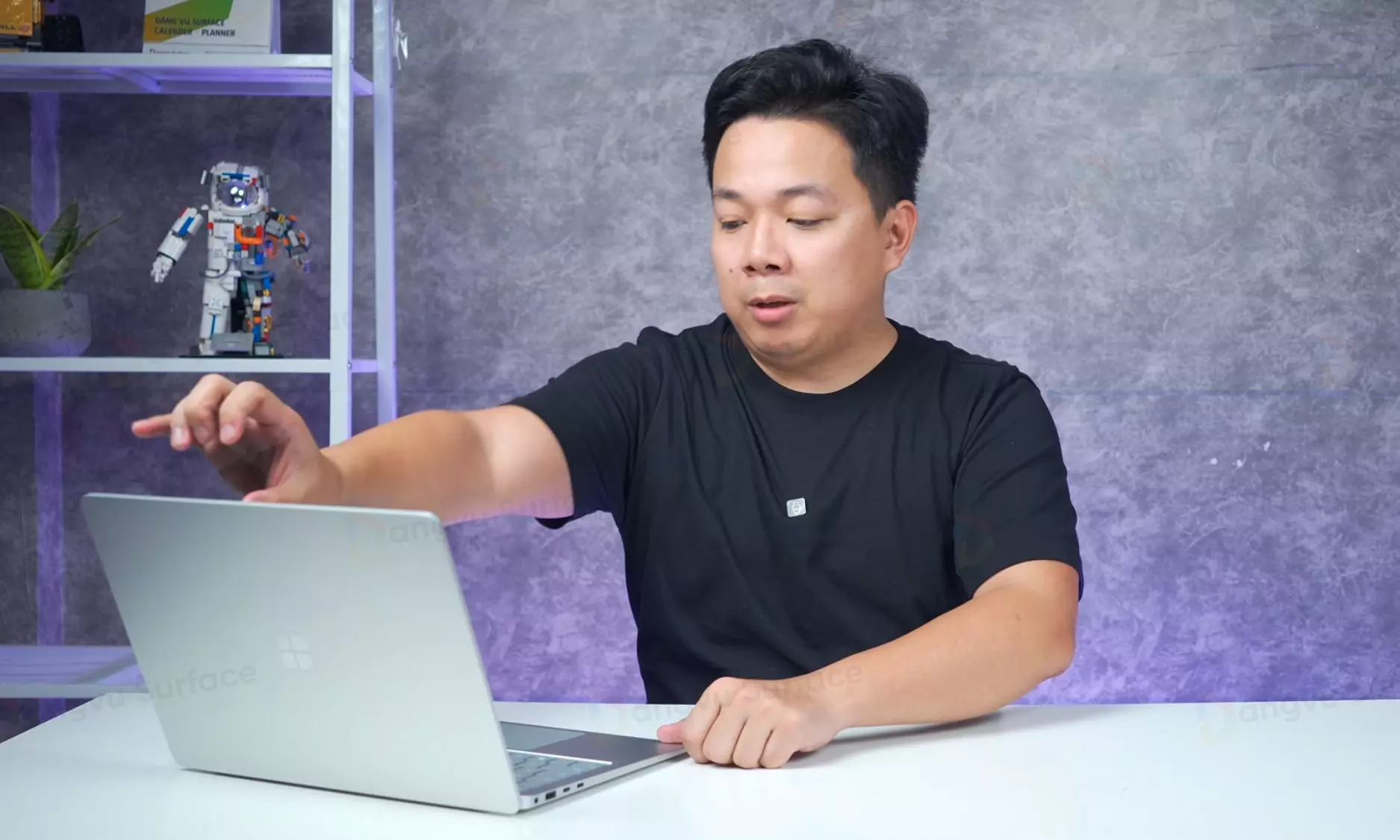 Cơ chế bản lề hoạt động mượt mà, chắc chắn và ổn định