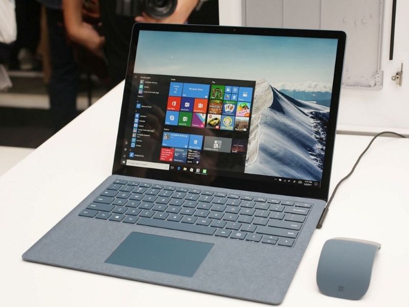 Một trong các thiết kế nổi bật của chiếc Surface Laptop 2 cũ này đó là phần vải Alcantara được làm tràn về bên dưới vị trí mọi người đặt tay