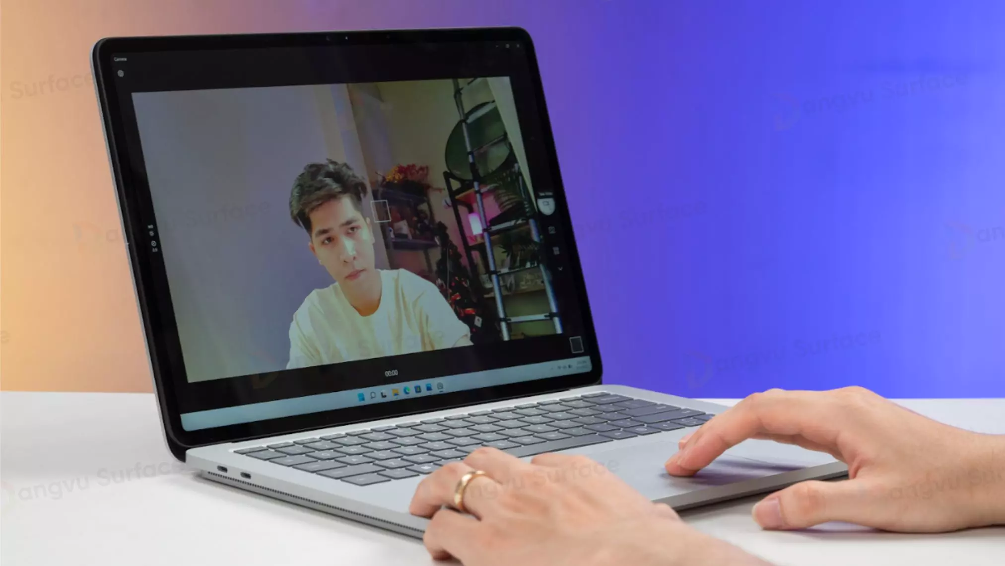Surface Laptop Studio 2 được tích hợp camera hồng ngoại Full HD 1080p đem tới hình ảnh rõ ràng