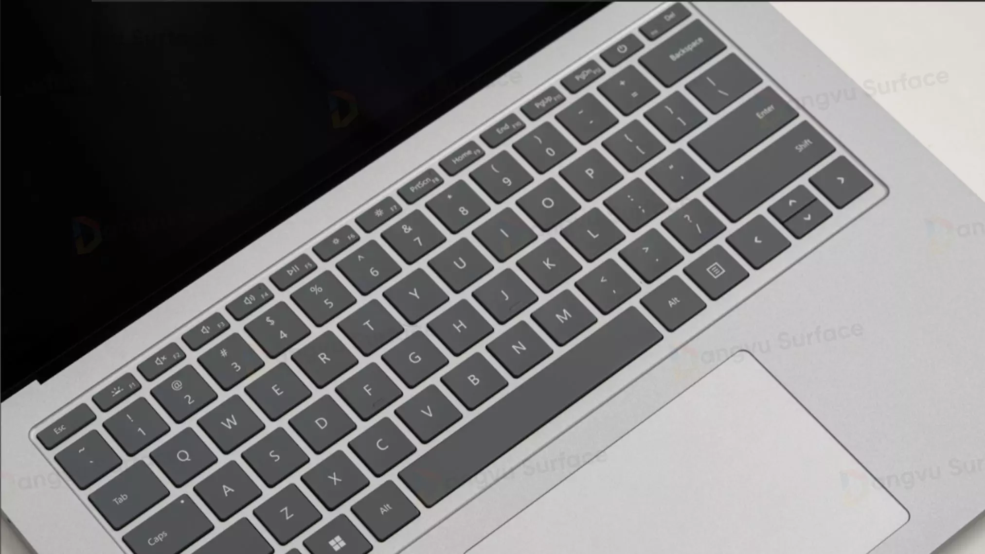 Trackpad của Surface Laptop Studio 2 được Microsoft làm láng mịn bề mặt, độ nhạy cao kết hợp hỗ trợ đa điểm chạm