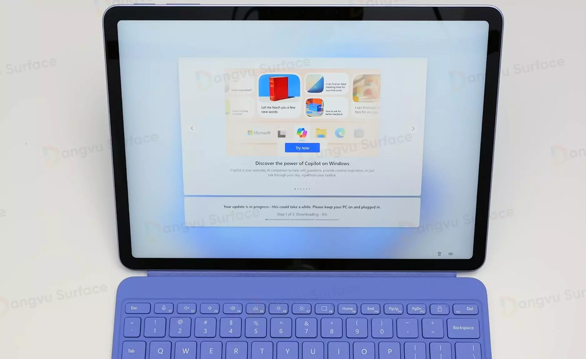 Microsoft Pro 12 inch chạy trên hệ điều hành Windows 11