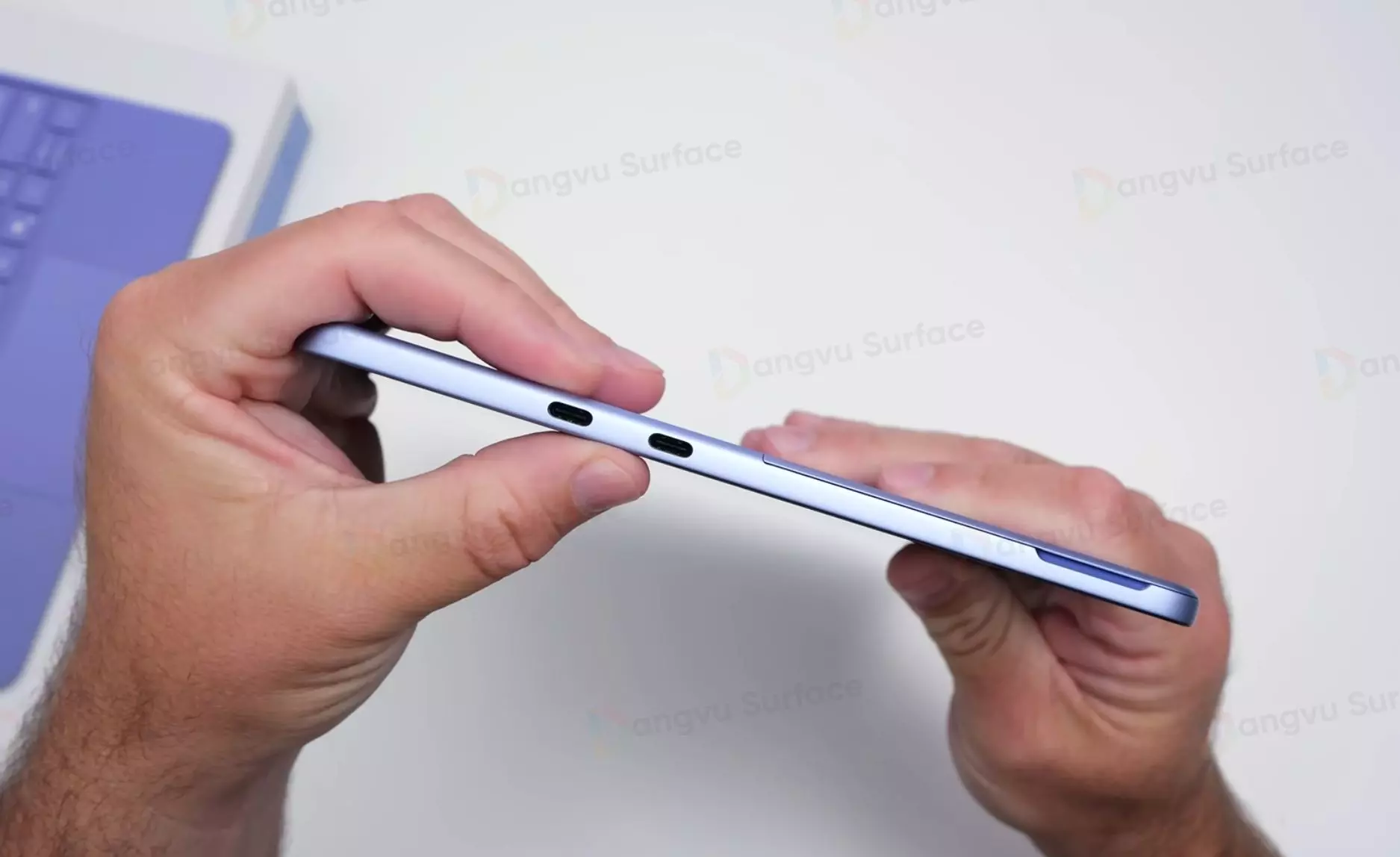 2 cổng USB-C trên Surface Pro 12 inch