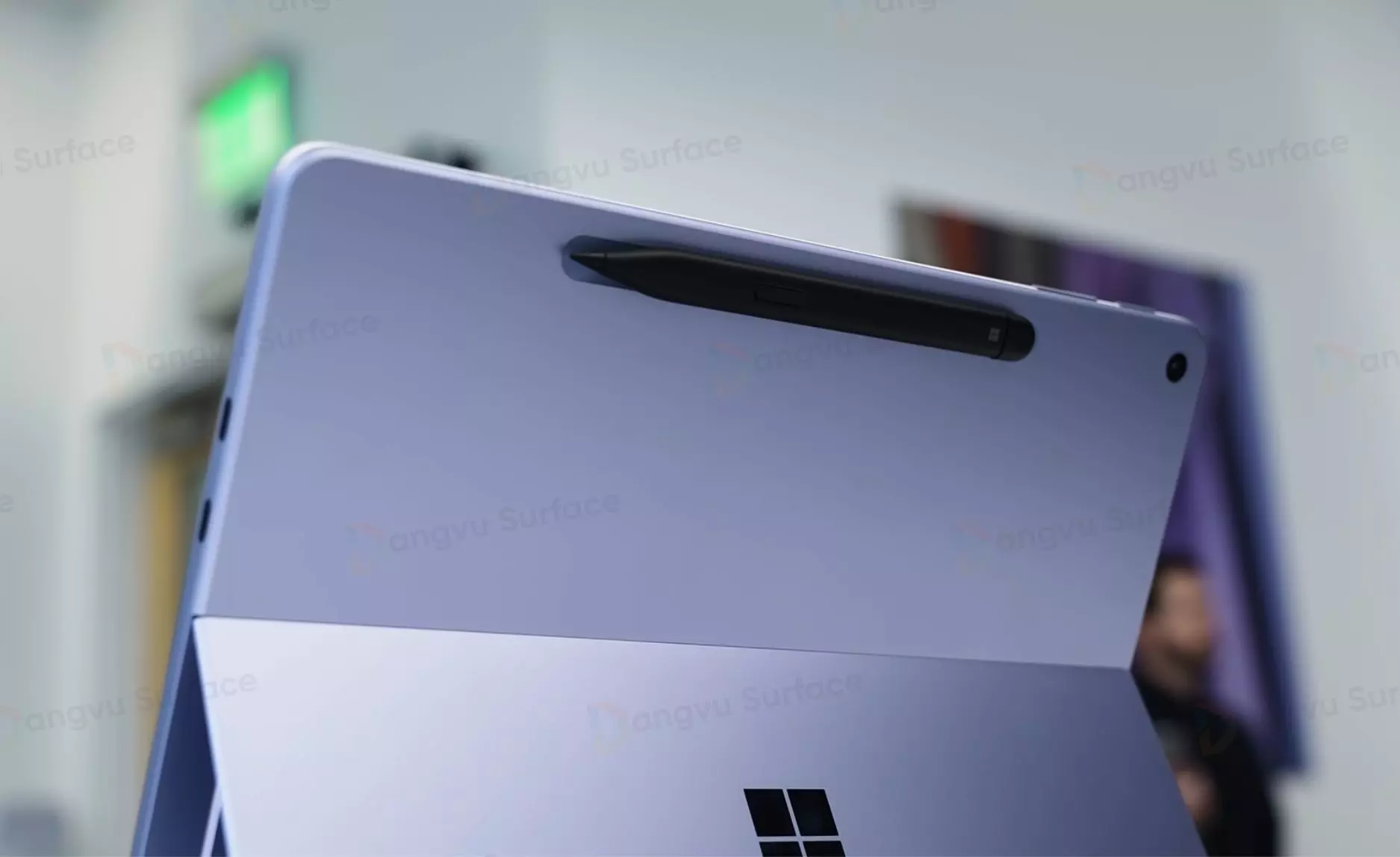 Mặt lưng Surface Pro 12 inch có phần lõm để gắn bút cảm ứng