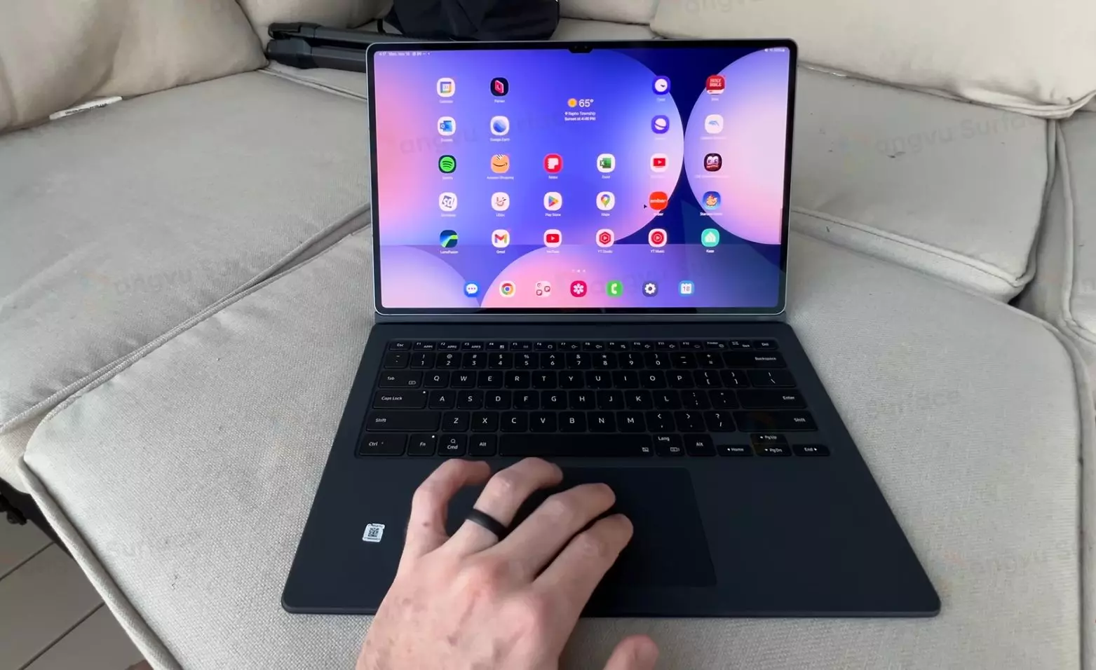 Phiên bản bàn phím Book Cover Keyboard Slim có trackpad