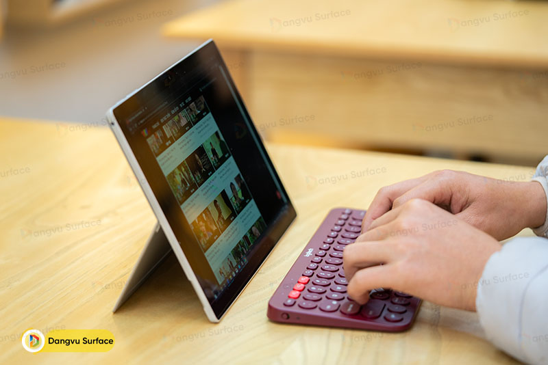K380 có khả năng kết nối với 3 thiết bị cùng lúc và tương thích với các thiết bị khác như Windows, macOS, Chrome OS, Andoird, iOS và thậm chí là cả Apple TV
