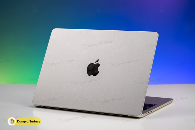 MacBook Air M2 cũng được tạo nên từ chất liệu kim loại nguyên khối