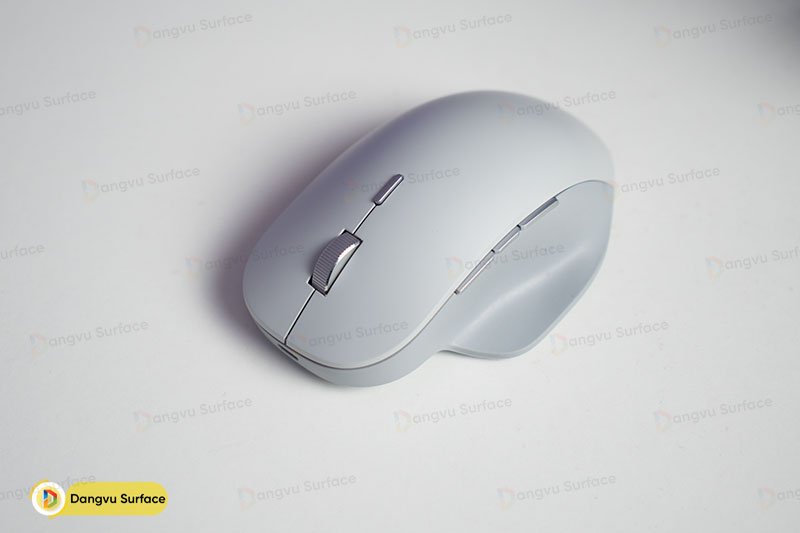 Surface Precision Mouse có bờ mép trái hơi nhô ra cùng kích thước 12.26 x 7.76 x 4.33 cm và trọng lượng chỉ vào khoảng 136g