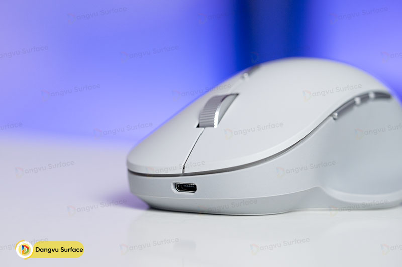 Microsoft trang bị cổng kết nối vật lý micro USB hoặc có thể kết nối không dây Bluetooth