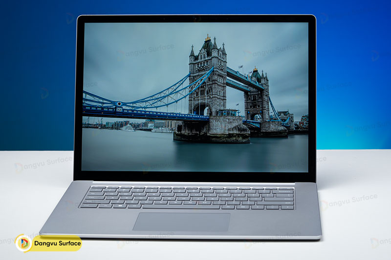 Màn hình Surface Laptop 4 có độ phân giải 2K, 2256 x 1504 pixel sắc nét, đạt độ phủ màu sRGB lên đến 97%