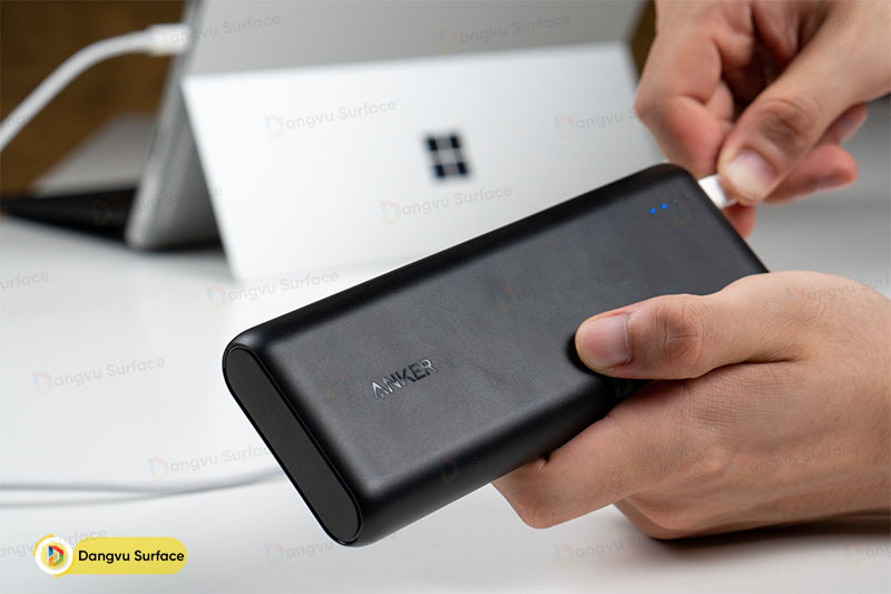 Surface của anh em đã nhỏ gọn rồi, lại thêm em sạc dự phòng Anker này nữa. Quả đúng là cặp đôi vàng trong làng cơ động.