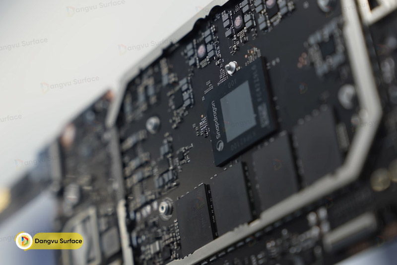 Surface Pro 12 inch sử dụng chipset Snapdragon X Plus 8 lõi