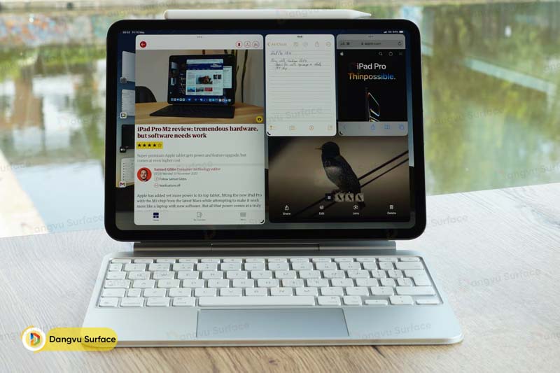 Bút Apple Pencil được đặt ở cạnh máy, khá bất tiện khi rất dễ rơi ra
