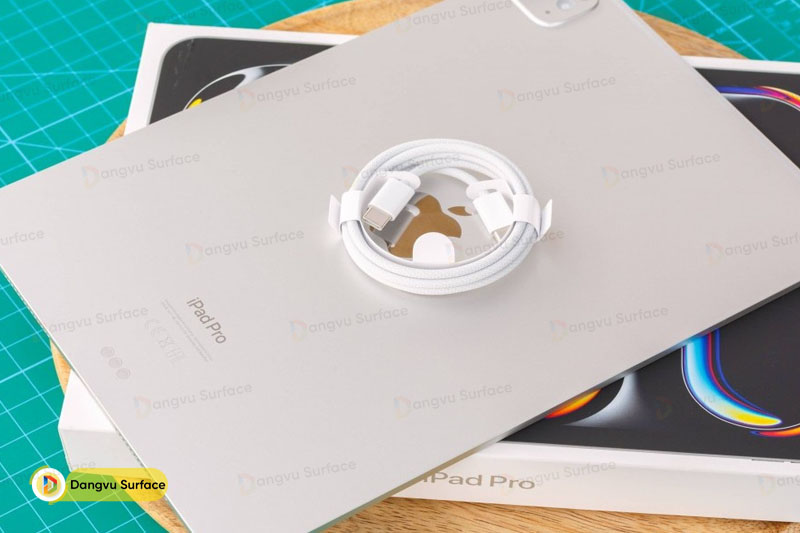 Apple cung cấp adapter sạc 20W đi kèm trong hộp của iPad Pro m4