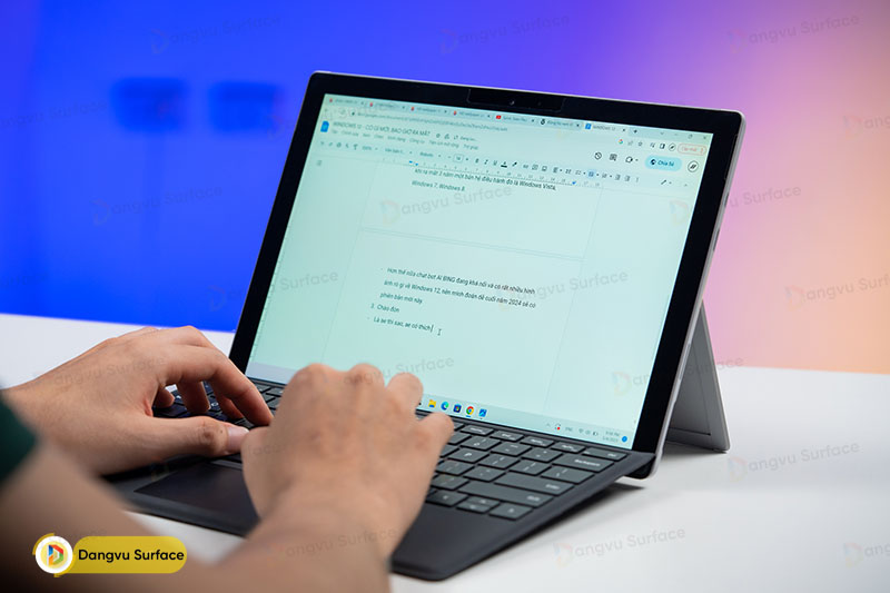 Có thể sử dụng Surface như một chiếc máy tính bảng, hoặc một chiếc laptop, hay cả máy tính bảng và laptop cùng lúc