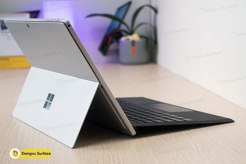 Nhìn lại thì ngoại hình của Surface Pro 7 đúng là không thể chê vào đâu được.