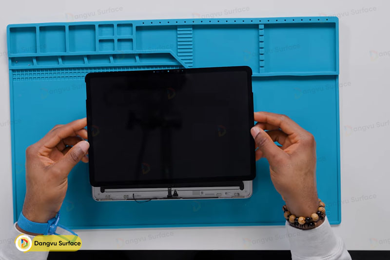 Ẩn dưới màn hình Surface Pro 12 inch là toàn bộ linh phụ kiện vận hành máy