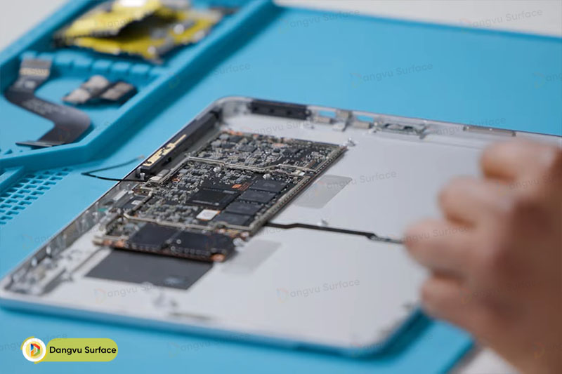 Tùy chọn bộ nhớ bao gồm 16GB hoặc 24GB RAM