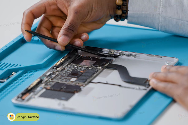 Hai cổng kết nối USB - C của máy bố trí ở cạnh phải