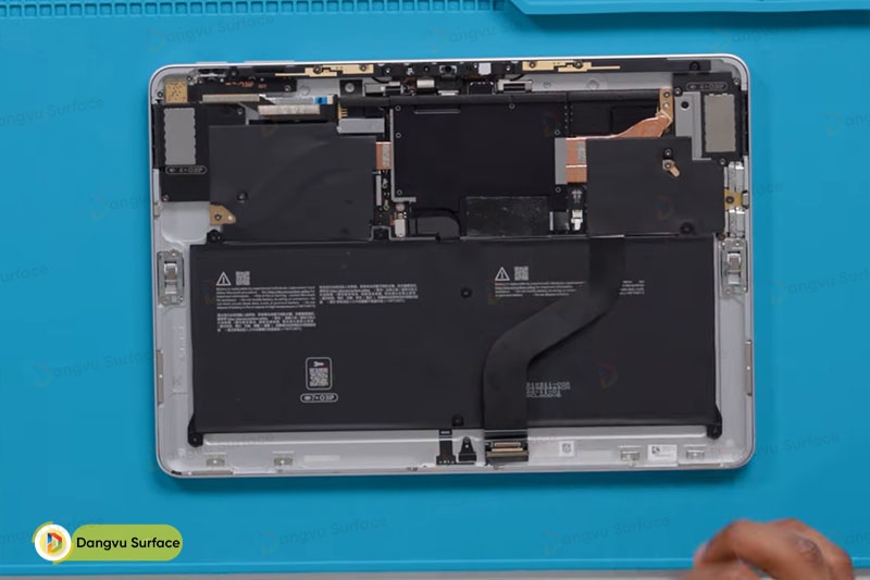 Bố cục bên trong Surface Pro 12 thông thoáng, ngăn nắp và khoa học