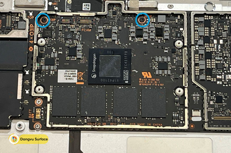 Máy sử dụng chipset Snapdragon X Plus 8 nhân