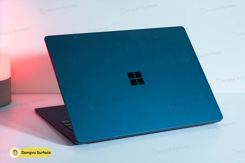 Surface Laptop 1 hay Laptop 2017 là chiếc Laptop duy nhất của Microsoft và nó có thiết kế đẹp nhất trên thị trường