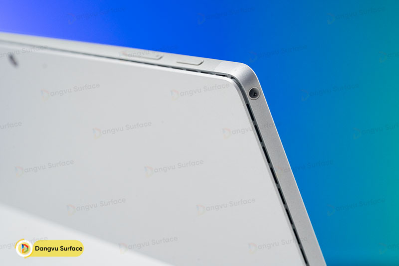 Khi mà các thiết bị khác loại bỏ đi cổng tai nghe thì Surface Pro 7 lại trở nên thân thiên hơn khi vẫn được Microsoft giữ lại