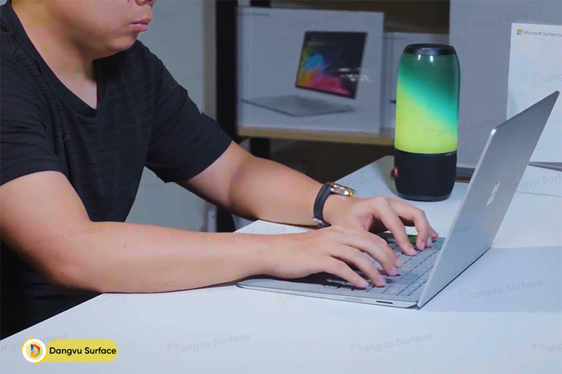 Surface Laptop 2 có thiết kế tinh tế, mỏng gọn khó tin