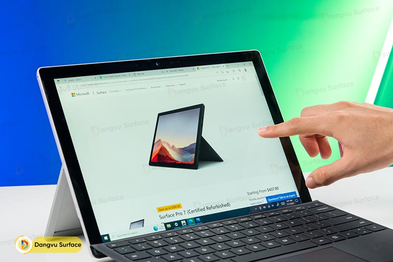 Chân đế kết hợp với bàn phím giúp Pro 7 thành laptop hoàn chỉnh