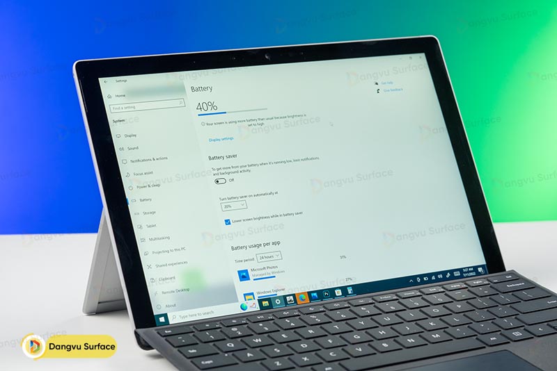 Thời lượng pin Pro 7 đủ dùng cho ngày dài làm việc. Pro 8 hứa hẹn sẽ cho thời lượng tốt hơn